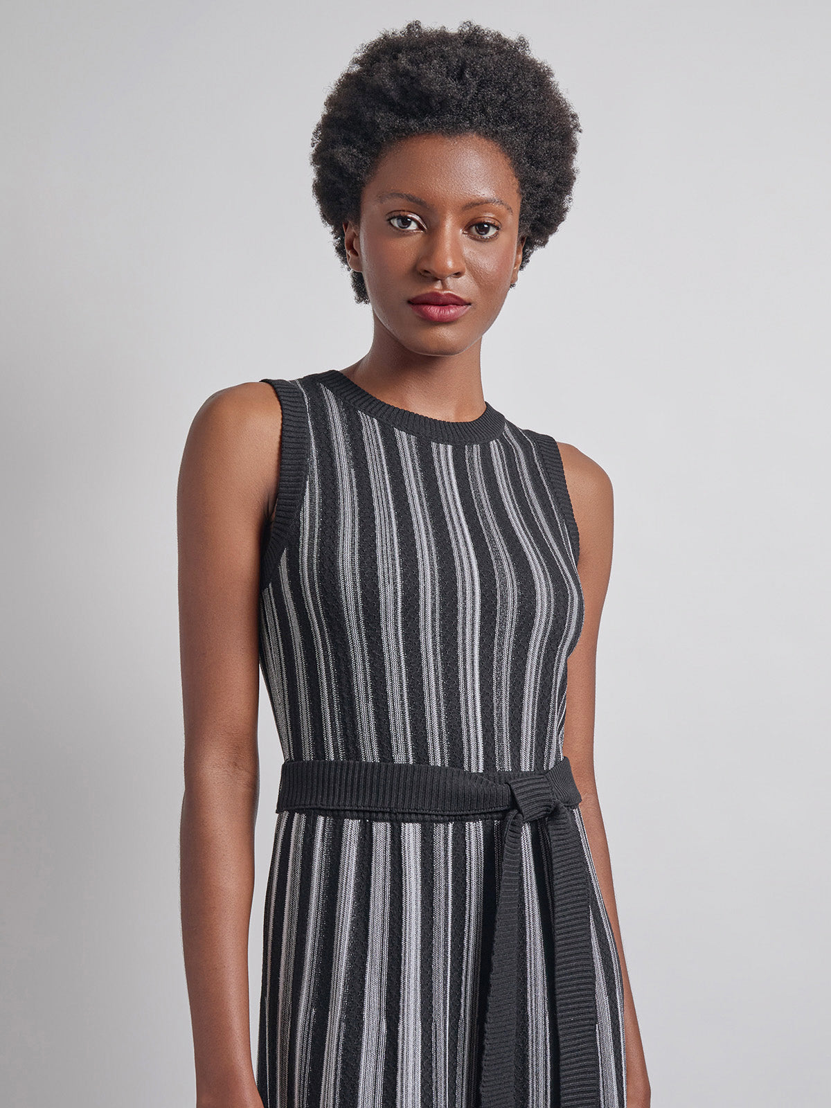 【mao】M_ SLEEVELESS KNIT ドレス Sleeveless Soft Ribbed Knit Belted Maxi Dress - Modern Fit