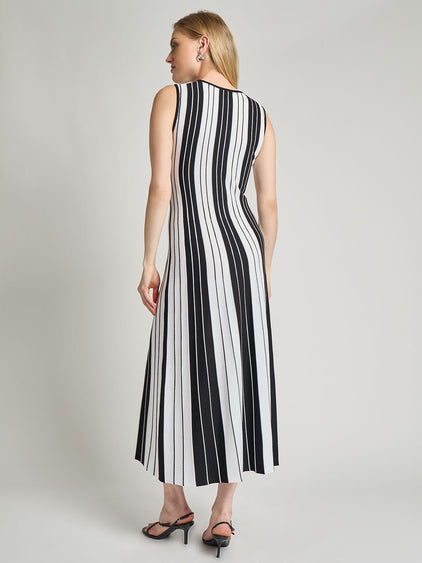 Misook Fit And Flare Striped Maxi Dress - Black/White - XS Misook Fit And Flare Striped Maxi Dress - Black/White - XS